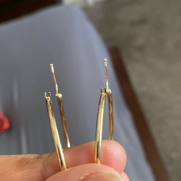 Hoop earrings 💯 real gold not filled not fake! 18karat Pawnable. Lightweight. - Picture 9 of 11